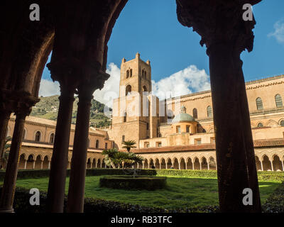 L'architettura normanna della Cattedrale di Monreale, città della città metropolitana di Palermo, Sicilia, Italia Foto Stock