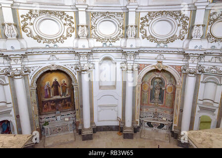 Noto, Sicilia, Italia - 23 agosto 2017: vista superiore dell'interno della chiesa di Santa Chiara a Noto Foto Stock