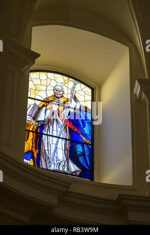 Noto, Sicilia, Italia - 23 agosto 2017: vetrata con l'immagine di Giovanni Paolo II nella storica cattedrale barocca chiamato Basilica Minore di Foto Stock