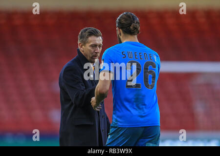 6 gennaio 2019, Bramall Lane, Sheffield, Inghilterra ; Emirati FA Cup, terzo round, Sheffield Regno vs Barnet Città : Darren Currie caretaker manager di Barnet celebra il loro vincere con Dan Sweeney di Barnet Credito: Mark Cosgrove/News immagini English Football League immagini sono soggette a licenza DataCo Foto Stock