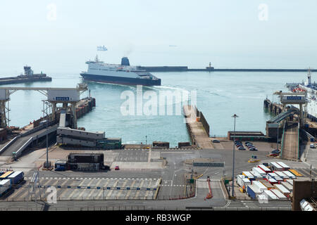 Ferry entering Port of Dover terminal. Lorries and cars waiting for channel crossing, Dover, Kent, UK, on a foggy summer day . Foto Stock