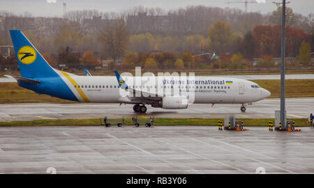 Novembre 25, 2018 KIEV, UCRAINA Boryspil International Airport, Kiev, Ucraina, Ukraine International Airlines UIA aereo aeroporto Foto Stock