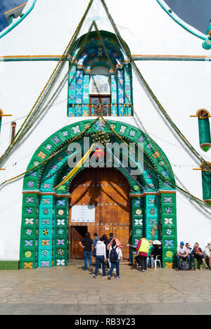 Turisti e nativi della chiesa di San Juan, San Juan Chamula, Chiapas, Messico Foto Stock