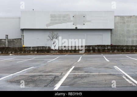 Il contorno di un segno del logo al di fuori di un grande abbandono Kmart store retail in Hazleton, Pennsylvania, il 29 dicembre 2018. Foto Stock