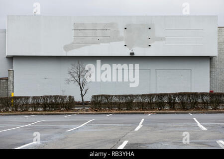 Il contorno di un segno del logo al di fuori di un grande abbandono Kmart store retail in Hazleton, Pennsylvania, il 29 dicembre 2018. Foto Stock