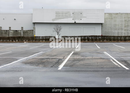 Il contorno di un segno del logo al di fuori di un grande abbandono Kmart store retail in Hazleton, Pennsylvania, il 29 dicembre 2018. Foto Stock