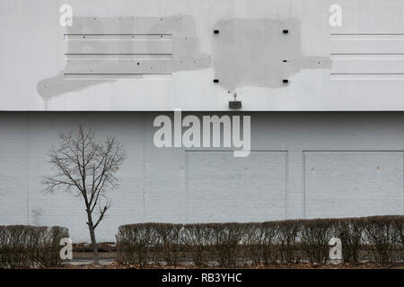 Il contorno di un segno del logo al di fuori di un grande abbandono Kmart store retail in Hazleton, Pennsylvania, il 29 dicembre 2018. Foto Stock