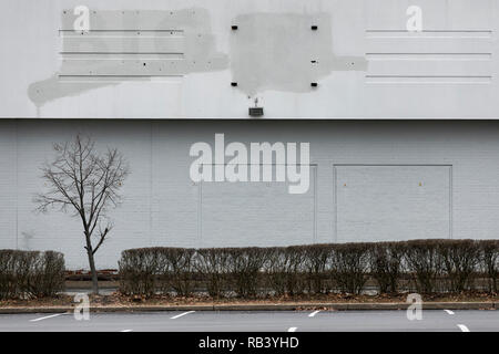 Il contorno di un segno del logo al di fuori di un grande abbandono Kmart store retail in Hazleton, Pennsylvania, il 29 dicembre 2018. Foto Stock