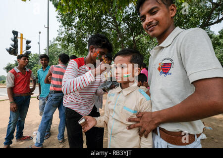 Nuova Delhi, 15 agosto 2018 - un ragazzo prende la bandiera indiana colori dipinto sul suo volto in occasione dell'Indiano il Giorno di indipendenza il 15 agosto 2018 in N Foto Stock