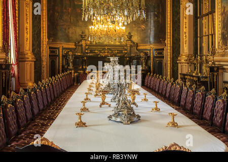 Parigi, Francia - 25 Ottobre 2013: tabella di banchetti negli appartamenti di Napoleone III nel museo del Louvre con lussuosi arredi barocchi e le splendide chande Foto Stock