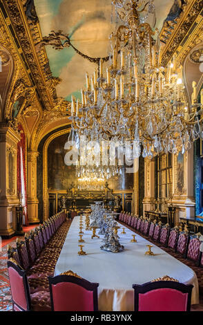 Parigi, Francia - 25 ottobre 2013: Tavolo da banchetto in appartamenti Napoleone III, Museo del Louvre con arredi di lusso barocchi e lampadario stupefacente Foto Stock