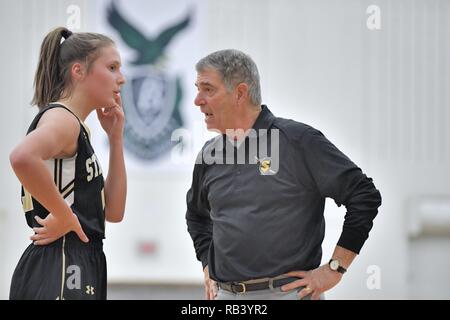 Bartlett, Illinois, Stati Uniti d'America. Coach indirizzamento di un giocatore durante un time out. Foto Stock