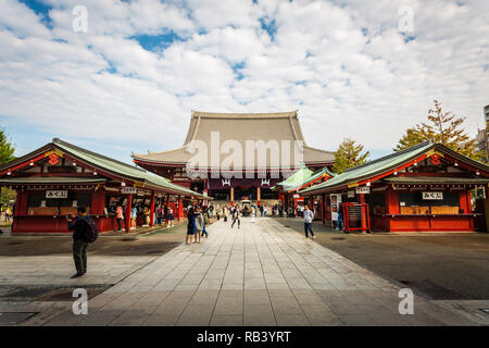 Tokyo, Giappone - 18 Ottobre 2018: Visita Turistica Sensoji, noto anche come Tempio di Asakusa Kannon è un tempio buddista situato nel Tempio di Asakusa. Si tratta di uno di Toky Foto Stock