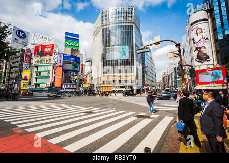 Tokyo, Giappone - 18 Ottobre 2018: Vista di Shibuya Crossing, uno dei più trafficati crosswalks nel mondo. Shibuya, Tokyo, Giappone. Foto Stock