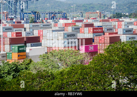 Contenitori presso il cantiere di Porto di Balboa terminale per container Foto Stock