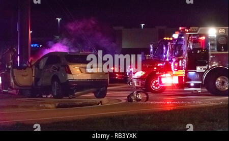 Primi Responder funzionante a un incidente automobilistico di scena nel giardino d'inverno, Florida all'intersezione di Marsh Road e Avalon Road. (USA) Foto Stock