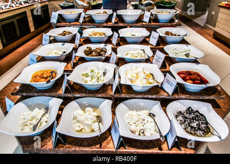 La crema di formaggio e sfere di variazioni a buffet con con erbe aromatiche provenienti dal latte di capra in Egitto Makadi Bay. Foto Stock