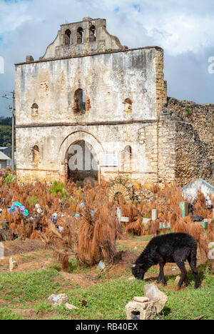 Le rovine di San Sebastian chiesa e cimitero del villaggio Tzotzil, San Juan Chamula, Chiapas, Messico Foto Stock