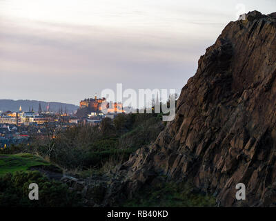 Vista sul Castello di Edimburgo da Arthur' Seat al tramonto Foto Stock