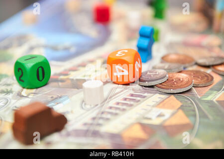 A cubetti con il gioco sul tavolo. themed Board giochi. vista verticale del gioco di bordo di close-up. Foto Stock