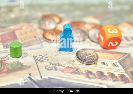 Scheda a tema giochi gioco colorato figure con dadi a bordo. vista verticale del gioco di bordo di close-up. Foto Stock