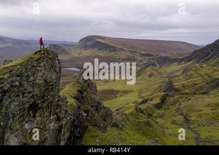 Hker sulla sommità del robusto montagna vulcanica intorno Quiraing, Isola di Skye in Scozia Foto Stock