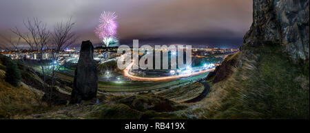 Grandioso panorama di Edimburgo di Hogmanay fiaccolata con fuochi d'artificio in background al di sopra di Calton Hill Foto Stock