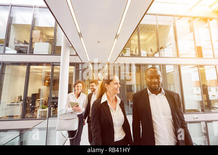 Un gruppo di persone di affari mentre parlano in un ufficio moderno Foto Stock