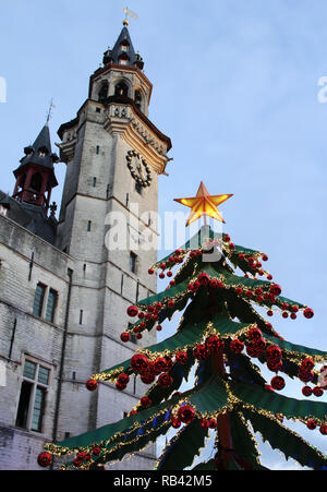 AALST, Belgio, 3 gennaio 2019: Vista di Belfort e Giant Magic albero di Natale Ride in Aalst, Fiandre orientali presso il Mercato di Natale. Foto Stock