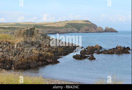 La vista dalla testa di isola in isola di Whithorn cercando di verso Borness in Scozia su una bella giornata d'estate. Foto Stock