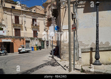 Vista delle stradine strette e di passaggi della vecchia Ragusa, Sicilia, Italia Foto Stock