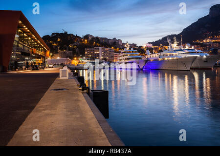 Principato di Monaco sulla tranquilla crepuscolo serale, Porto Ercole da Quai Rainier III quayside Foto Stock