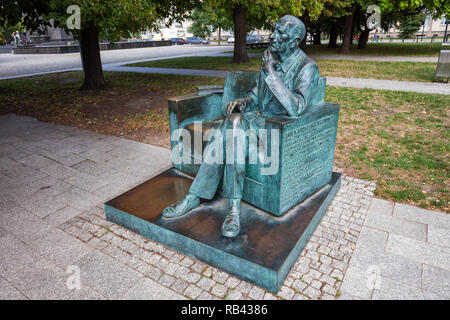 Jan Karski monumento nella città di Varsavia in Polonia, emissario e Corriere della metropolitana polacco membro durante la II Guerra Mondiale, reporting nazista tedesco atroc Foto Stock