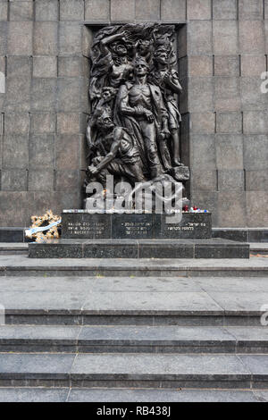 Monumento al eroi del Ghetto di Varsavia, Polonia, commemorando l'insurrezione del Ghetto di Varsavia del 1943 durante la II Guerra Mondiale, progettato da Leon Suzin e Foto Stock