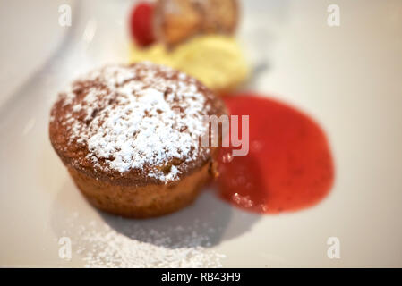 Muffin con salsa di lamponi e gelato Foto Stock