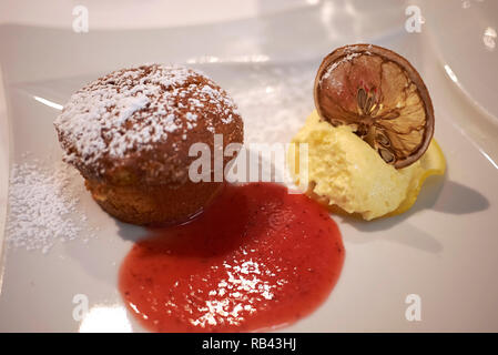 Muffin con salsa di lamponi e gelato Foto Stock