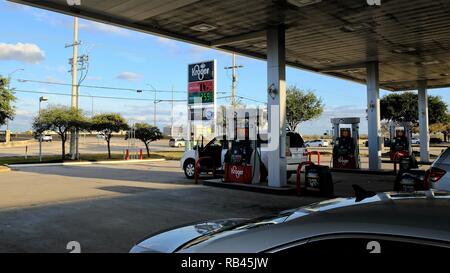 College Station, Texas, Stati Uniti d'America. 6 gennaio2019. Bassi i prezzi della benzina tipico dei mesi più freddi attraverso gli Stati Uniti, attualmente 65 centesimi per litro in meno rispetto alla metà di ottobre saranno iniziare lentamente a salire come il clima si riscalda. I prezzi diminuiscono come l'approccio di vacanze e i giorni si accorciano e facendo in modo che i piloti alla guida inferiore. La tendenza opposta arriva come giorni di ottenere più il meteo invita gli automobilisti a guidare più. Foto Stock