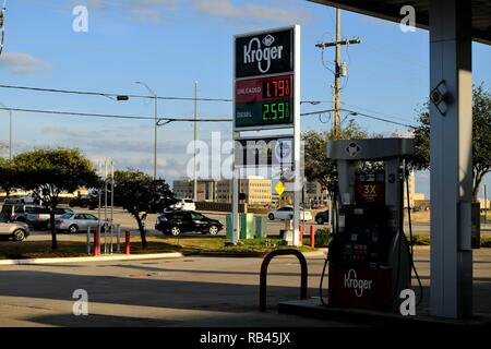 College Station, Texas, Stati Uniti d'America. 6 gennaio2019. Bassi i prezzi della benzina tipico dei mesi più freddi attraverso gli Stati Uniti, attualmente 65 centesimi per litro in meno rispetto alla metà di ottobre saranno iniziare lentamente a salire come il clima si riscalda. I prezzi diminuiscono come l'approccio di vacanze e i giorni si accorciano e facendo in modo che i piloti alla guida inferiore. La tendenza opposta arriva come giorni di ottenere più il meteo invita gli automobilisti a guidare più. Foto Stock