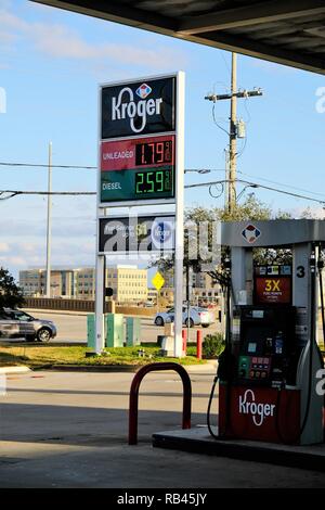 College Station, Texas, Stati Uniti d'America. 6 gennaio2019. Bassi i prezzi della benzina tipico dei mesi più freddi attraverso gli Stati Uniti, attualmente 65 centesimi per litro in meno rispetto alla metà di ottobre saranno iniziare lentamente a salire come il clima si riscalda. I prezzi diminuiscono come l'approccio di vacanze e i giorni si accorciano e facendo in modo che i piloti alla guida inferiore. La tendenza opposta arriva come giorni di ottenere più il meteo invita gli automobilisti a guidare più. Foto Stock