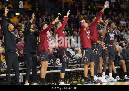 Wichita, Kansas, Stati Uniti d'America. 06 gen 2019. Il Tempio di gufi panchina reagisce ad un fatto tre puntatore durante il NCAA Pallacanestro tra il Tempio di gufi e Wichita State Shockers a Charles Koch Arena di Wichita, Kansas. Kendall Shaw/CSM/Alamy Live News Foto Stock