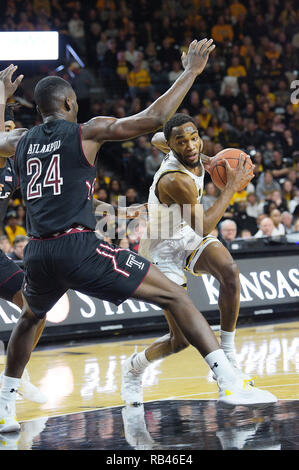 Wichita, Kansas, Stati Uniti d'America. 06 gen 2019. Wichita State Shockers avanti il riferimentosia McDuffie (1) rigidi per il cestello durante il NCAA Pallacanestro tra il Tempio di gufi e Wichita State Shockers a Charles Koch Arena di Wichita, Kansas. Kendall Shaw/CSM/Alamy Live News Foto Stock