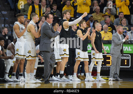 Wichita, Kansas, Stati Uniti d'America. 06 gen 2019. La Wichita State banco Shockers reagisce ad un gioco difensivo nel primo semestre durante il NCAA Pallacanestro tra il Tempio di gufi e Wichita State Shockers a Charles Koch Arena di Wichita, Kansas. Kendall Shaw/CSM/Alamy Live News Foto Stock