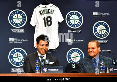 Recentemente firmato Seattle Mariners brocca Yusei Kikuchi (L) assiste il suo introduttiva conferenza stampa con il suo agente Scott Boras a T-Mobile Park a Seattle, Washington, Stati Uniti, 3 gennaio 2019. Credito: AFLO/Alamy Live News Foto Stock