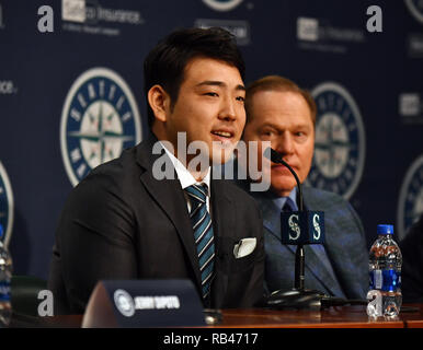 Recentemente firmato Seattle Mariners brocca Yusei Kikuchi (L) assiste il suo introduttiva conferenza stampa con il suo agente Scott Boras a T-Mobile Park a Seattle, Washington, Stati Uniti, 3 gennaio 2019. Credito: AFLO/Alamy Live News Foto Stock