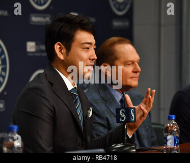 Recentemente firmato Seattle Mariners brocca Yusei Kikuchi (L) assiste il suo introduttiva conferenza stampa con il suo agente Scott Boras a T-Mobile Park a Seattle, Washington, Stati Uniti, 3 gennaio 2019. Credito: AFLO/Alamy Live News Foto Stock