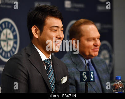 Recentemente firmato Seattle Mariners brocca Yusei Kikuchi (L) assiste il suo introduttiva conferenza stampa con il suo agente Scott Boras a T-Mobile Park a Seattle, Washington, Stati Uniti, 3 gennaio 2019. Credito: AFLO/Alamy Live News Foto Stock