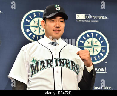 Recentemente firmato Seattle Mariners brocca Yusei Kikuchi pone durante la sua introduzione conferenza stampa al T-Mobile Park a Seattle, Washington, Stati Uniti, 3 gennaio 2019. Credito: AFLO/Alamy Live News Foto Stock
