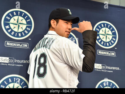 Recentemente firmato Seattle Mariners brocca Yusei Kikuchi pone con la sua new jersey durante la sua introduzione conferenza stampa al T-Mobile Park a Seattle, Washington, Stati Uniti, 3 gennaio 2019. Credito: AFLO/Alamy Live News Foto Stock