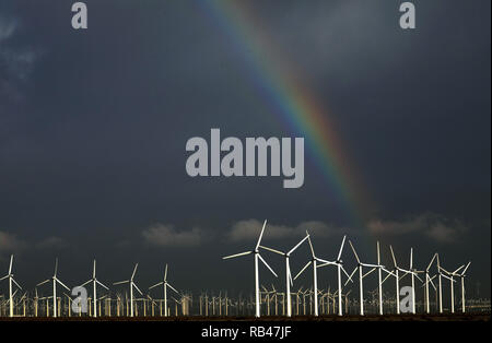 Palm Springs, California, Stati Uniti d'America. Il 6 gennaio, 2019. Rainbow su San Gorgonio turbine eoliche. Gli sviluppatori di energia stanno pensando di sostituire le vecchie turbine eoliche all'avanguardia di modelli. Le turbine più recenti sono molto più grandi e molto più potente rispetto alle macchine installato per la prima volta negli anni ottanta. Il San Gorgonio Pass wind farm è un parco eolico situato sul versante orientale del San Gorgonio Pass in Riverside County, appena ad est di acque bianche, California, Stati Uniti. Credito: ZUMA Press, Inc./Alamy Live News Foto Stock