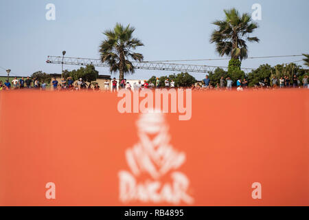 Lima, Perù. Il 6 gennaio, 2019. La popolazione locale guarda a distanza durante la cerimonia di partenza al 2019 Dakar Rally Race, Lima, Peru, il 6 gennaio 2019. La quarantunesima edizione del Dakar Rally gara ha dato dei calci a fuori a Lima in Perù. Credito: Li Ming/Xinhua/Alamy Live News Foto Stock